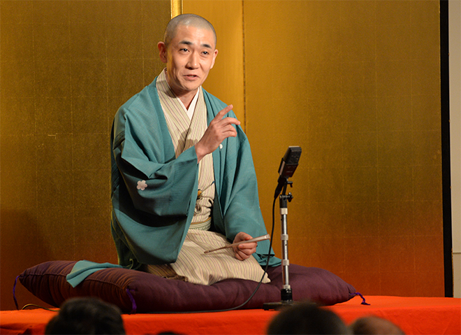 一席目、緑青色の羽織を纏って登場の文菊師匠