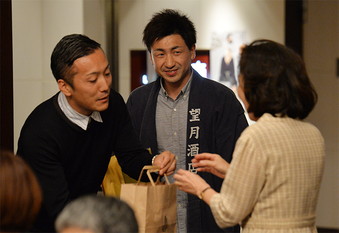 望月酒造の望月さん（真ん中）とTYファームの太田さん（左）